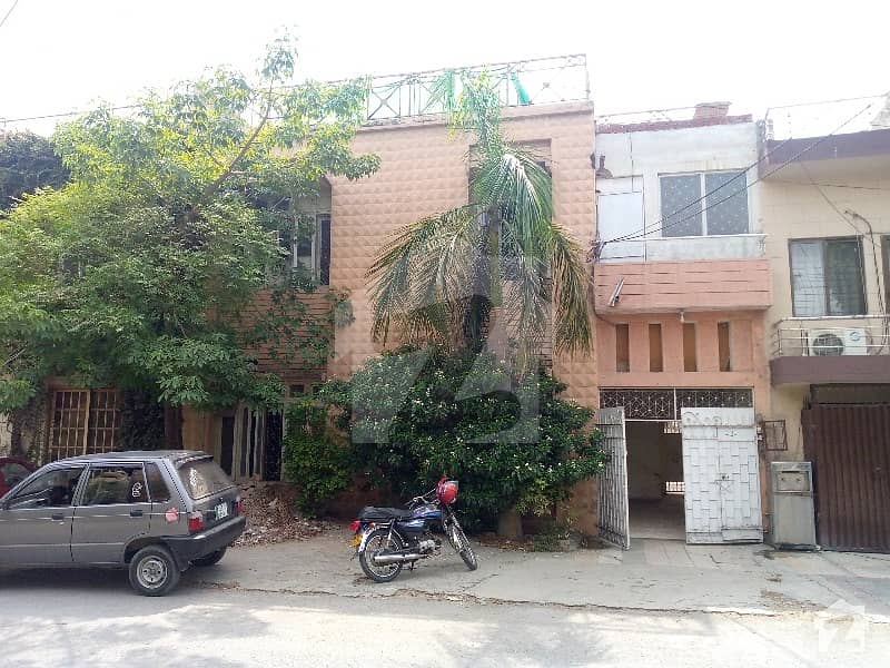 شادمان لاہور میں 8 کمروں کا 10 مرلہ مکان 1.4 لاکھ میں کرایہ پر دستیاب ہے۔
