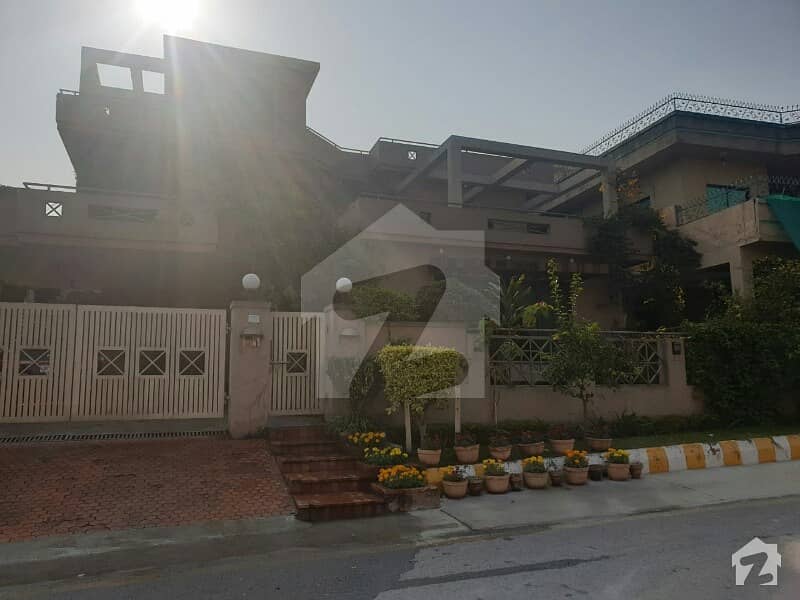 فضائیہ کالونی راولپنڈی میں 5 کمروں کا 1 کنال مکان 7 کروڑ میں برائے فروخت۔