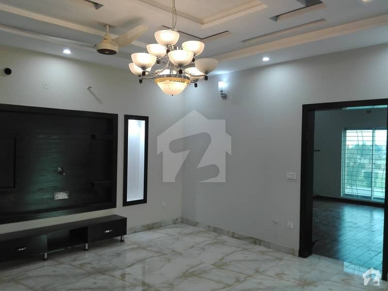 ویلینشیاء ہاؤسنگ سوسائٹی لاہور میں 5 کمروں کا 2 کنال مکان 1.6 لاکھ میں کرایہ پر دستیاب ہے۔