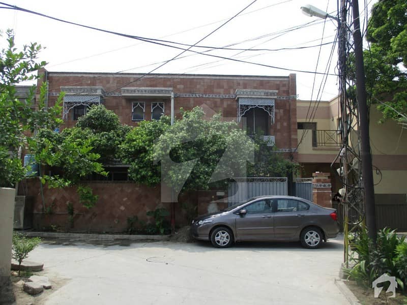 ڈیفینس روڈ لاہور میں 4 کمروں کا 9 مرلہ مکان 2.1 کروڑ میں برائے فروخت۔