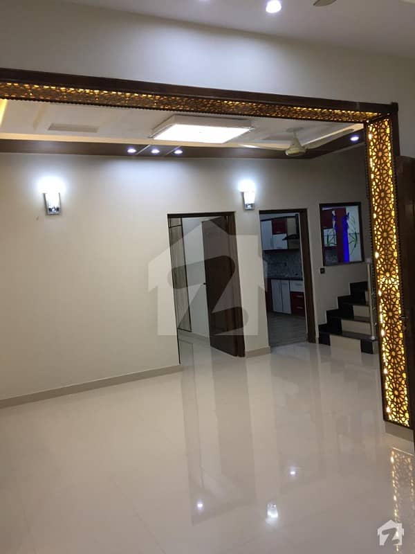 بحریہ ٹاؤن سیکٹر B بحریہ ٹاؤن لاہور میں 2 کمروں کا 8 مرلہ بالائی پورشن 33 ہزار میں کرایہ پر دستیاب ہے۔