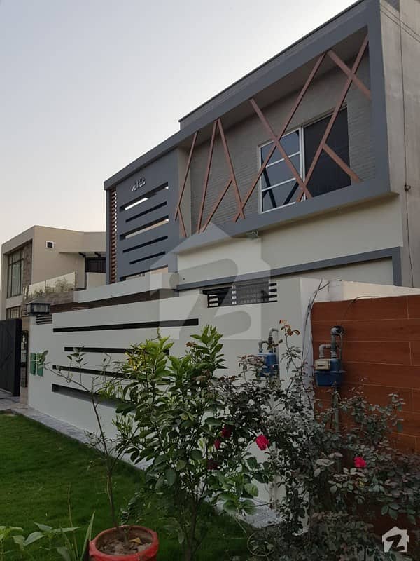 بحریہ ٹاؤن سیکٹرڈی بحریہ ٹاؤن لاہور میں 7 کمروں کا 1 کنال مکان 4.5 کروڑ میں برائے فروخت۔