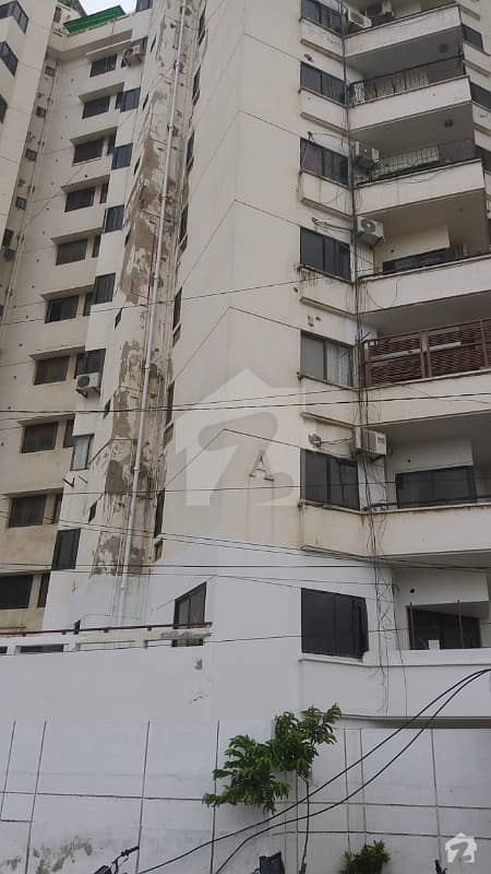 کلفٹن ۔ بلاک 2 کلفٹن کراچی میں 3 کمروں کا 8 مرلہ فلیٹ 3.25 کروڑ میں برائے فروخت۔