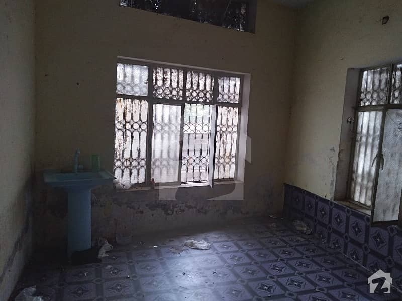 شاہدرہ لاہور میں 2 کمروں کا 1 مرلہ کمرہ 5 ہزار میں کرایہ پر دستیاب ہے۔