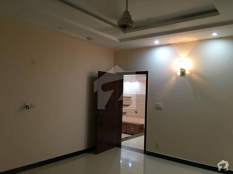 ڈی ایچ اے فیز 8 - ڈی ایچ اے ولاز ڈی ایچ اے فیز 8 ڈیفنس (ڈی ایچ اے) لاہور میں 3 کمروں کا 10 مرلہ مکان 2.9 کروڑ میں برائے فروخت۔