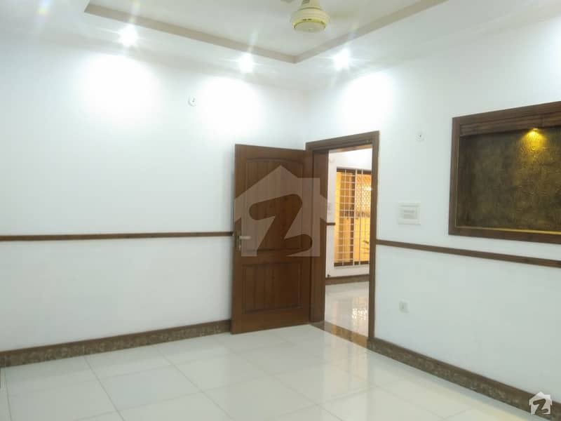 خیابان تنویر راولپنڈی میں 6 کمروں کا 8 مرلہ مکان 2.35 کروڑ میں برائے فروخت۔