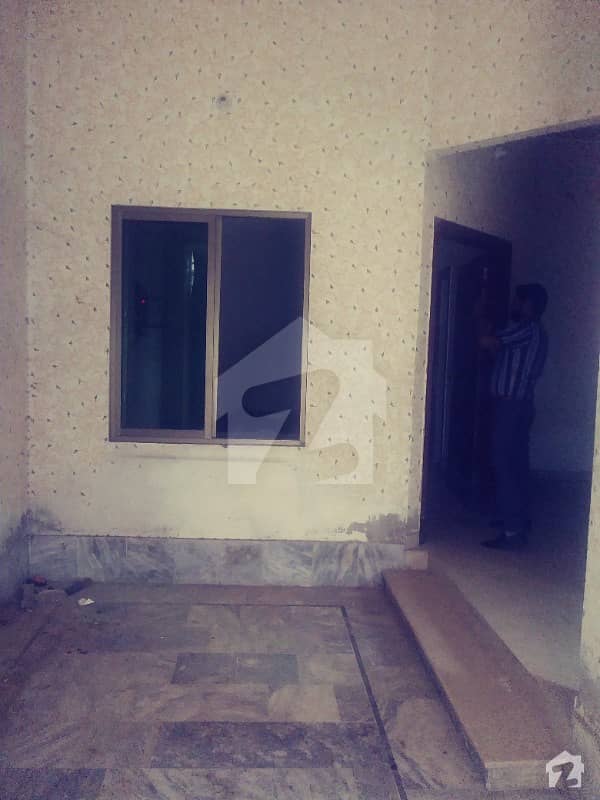 جھنگ روڈ فیصل آباد میں 4 کمروں کا 3 مرلہ مکان 20 ہزار میں کرایہ پر دستیاب ہے۔