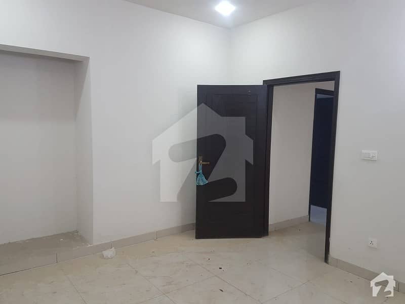 2400 Sq. ft Flat Available For Rent At Nishat Commercial