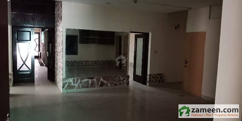 گلبرگ لاہور میں 11 کمروں کا 2 کنال مکان 6.5 لاکھ میں کرایہ پر دستیاب ہے۔