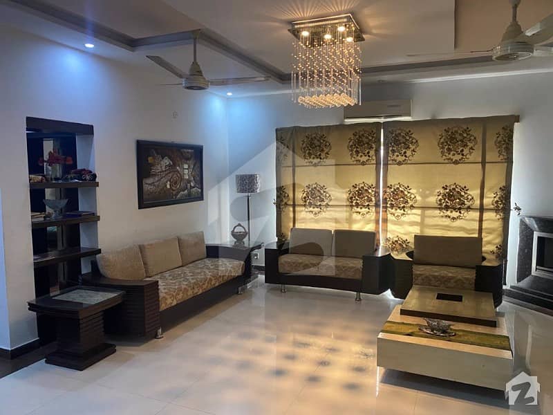 بحریہ ٹاؤن سیکٹر A بحریہ ٹاؤن لاہور میں 6 کمروں کا 1 کنال مکان 3.95 کروڑ میں برائے فروخت۔