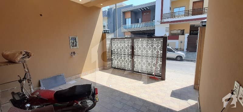الرحیم ویلی ستیانہ روڈ فیصل آباد میں 3 کمروں کا 5 مرلہ مکان 1.5 کروڑ میں برائے فروخت۔
