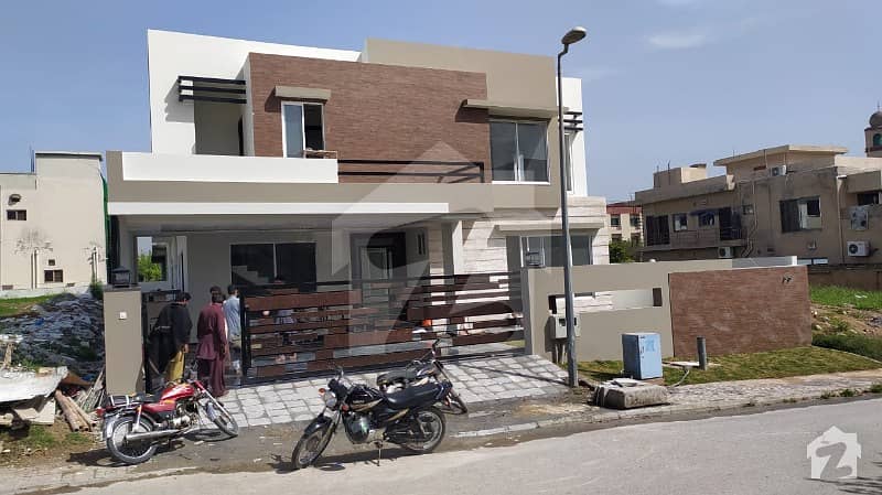 ڈیفینس کالونی راولپنڈی میں 5 کمروں کا 1 کنال مکان 6.35 کروڑ میں برائے فروخت۔