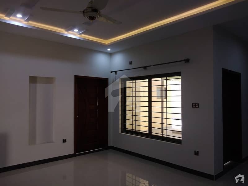 1 Kanal House Available In Stately Neighbourhood Of Lalazar