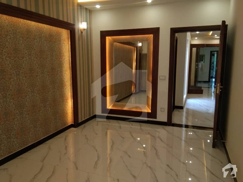 جوہر ٹاؤن فیز 1 جوہر ٹاؤن لاہور میں 5 کمروں کا 9 مرلہ مکان 2.95 کروڑ میں برائے فروخت۔