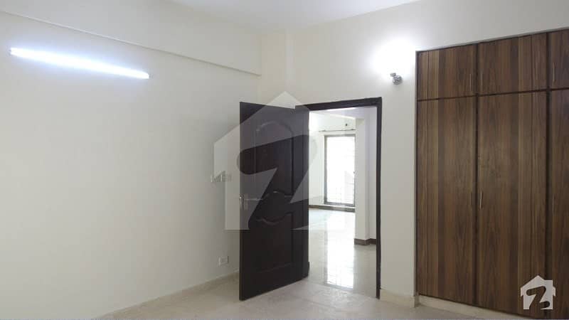 Stunning 10 Marla Flat In Askari Available