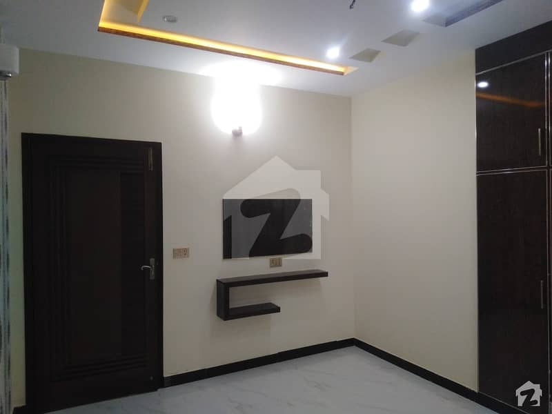 شادمان ون شادمان لاہور میں 4 کمروں کا 10 مرلہ مکان 4 کروڑ میں برائے فروخت۔