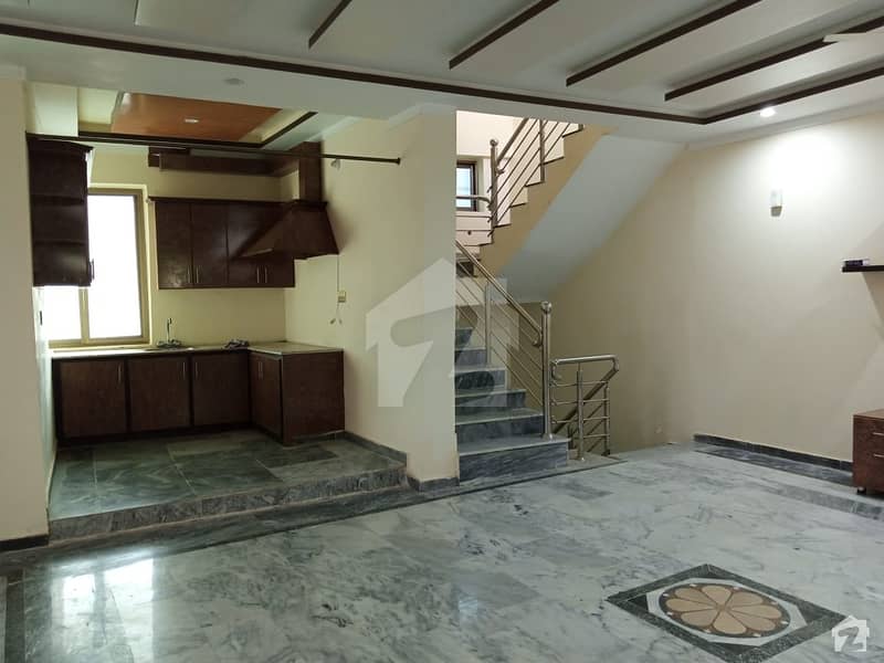 ورسک روڈ پشاور میں 7 کمروں کا 8 مرلہ مکان 3.5 کروڑ میں برائے فروخت۔