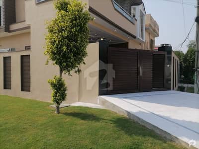 شیخ ملتون ٹاؤن مردان میں 5 کمروں کا 10 مرلہ مکان 3.15 کروڑ میں برائے فروخت۔