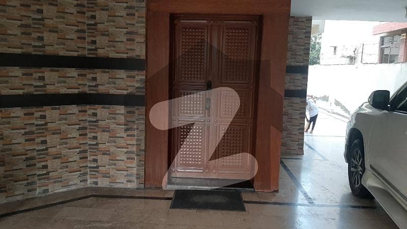 کینال ویو بلاک اے کینال ویو لاہور میں 5 کمروں کا 2.25 کنال مکان 8 کروڑ میں برائے فروخت۔