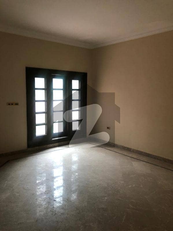 جوہر ٹاؤن لاہور میں 4 کمروں کا 1 کنال مکان 5 کروڑ میں برائے فروخت۔