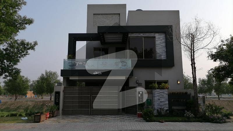 House For Grabs In 8 Marla Lahore