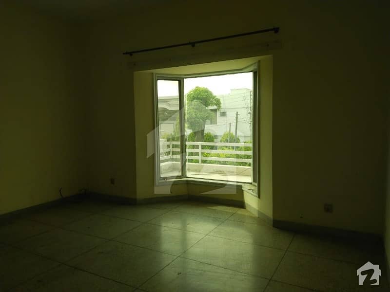 ideal location 1kanal beautiful bungalow with attached original picture