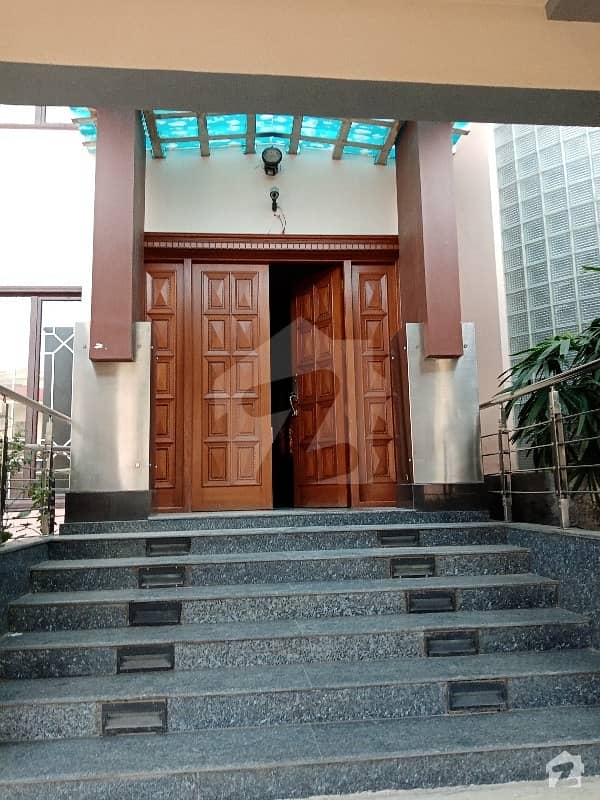 کینال روڈ فیصل آباد میں 8 کمروں کا 1.75 کنال مکان 15 کروڑ میں برائے فروخت۔