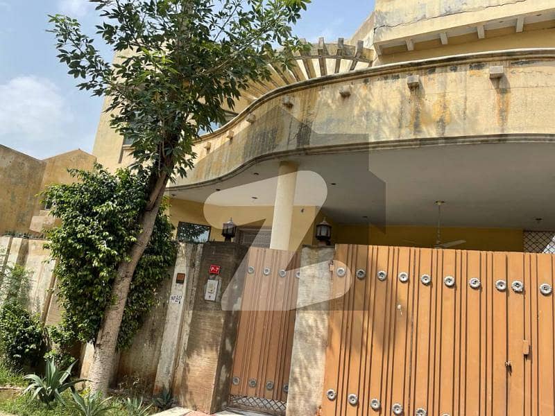 مسلم ٹاؤن فیصل آباد میں 4 کمروں کا 11 مرلہ مکان 2 کروڑ میں برائے فروخت۔