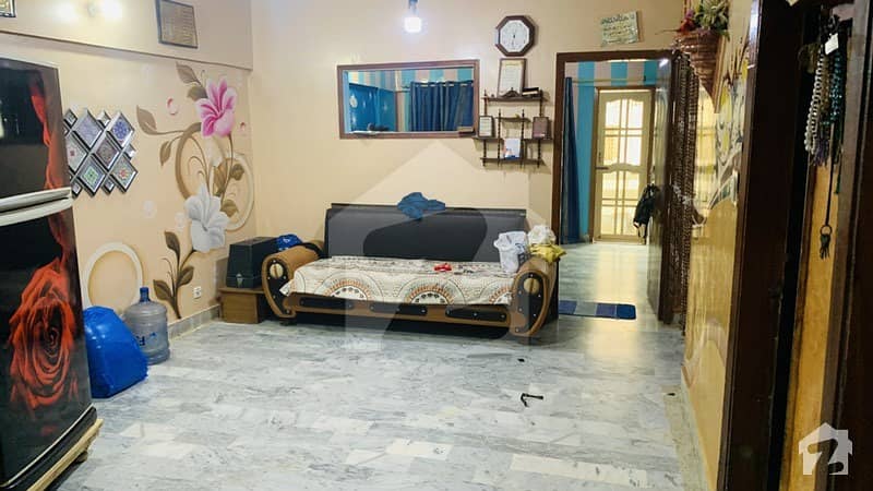 رنچھوڑ لائن بازار کراچی میں 3 کمروں کا 5 مرلہ فلیٹ 45 لاکھ میں برائے فروخت۔