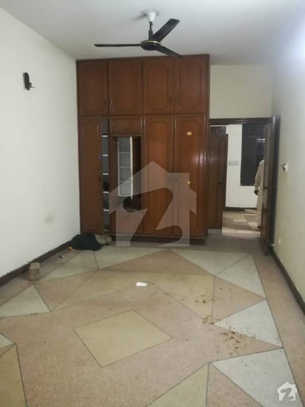 Upper Portion Of 2250 Square Feet In Allama Iqbal Town - Sikandar Block For Rent