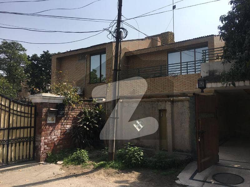 Old And Low Budget House Of 1 Kanal For Sale In Babar Block Garden Town Lahore At Good Location