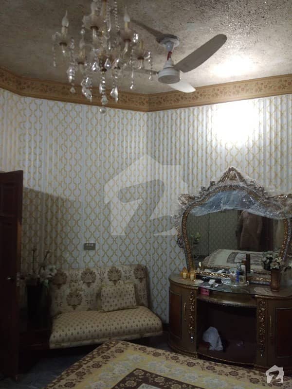 حسیب شہید کالونی ستیانہ روڈ فیصل آباد میں 4 کمروں کا 9 مرلہ مکان 1.75 کروڑ میں برائے فروخت۔