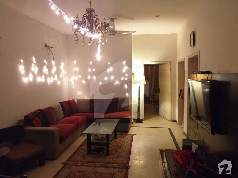 یو ایم ٹی روڈ یو ایم ٹی سوسائٹی لاہور میں 6 کمروں کا 12 مرلہ مکان 4 کروڑ میں برائے فروخت۔