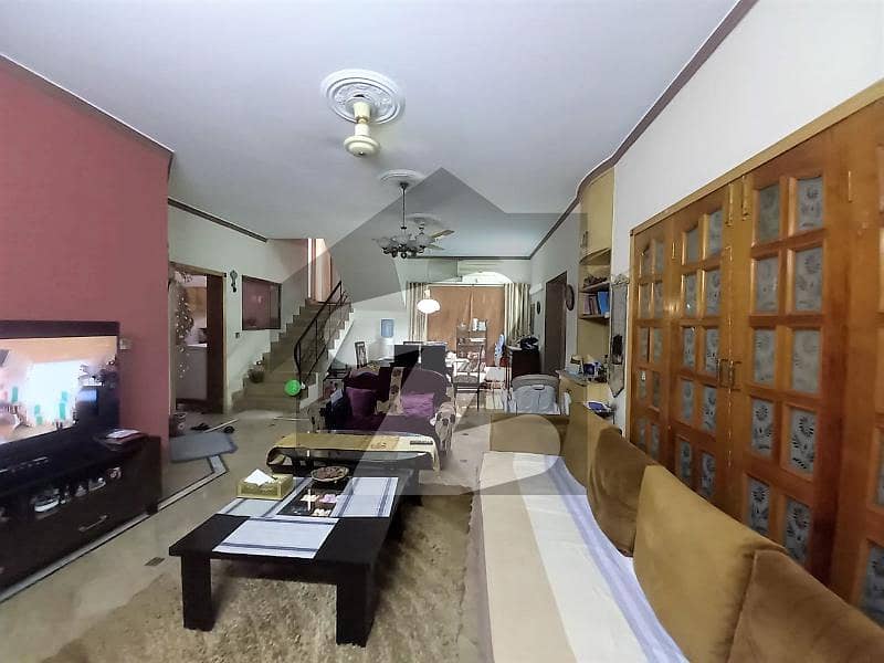 نیواقبال پارک کینٹ کینٹ لاہور میں 4 کمروں کا 10 مرلہ مکان 2.5 کروڑ میں برائے فروخت۔