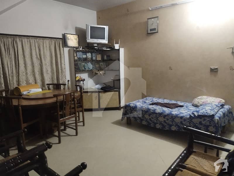 مدینہ ٹاؤن فیصل آباد میں 5 کمروں کا 8 مرلہ مکان 2.5 کروڑ میں برائے فروخت۔
