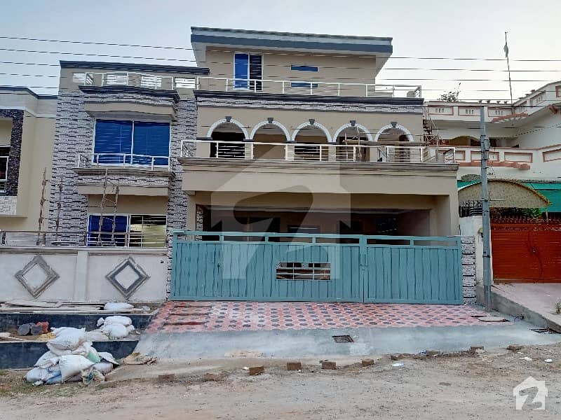 سوان گارڈن اسلام آباد میں 6 کمروں کا 10 مرلہ مکان 2.4 کروڑ میں برائے فروخت۔