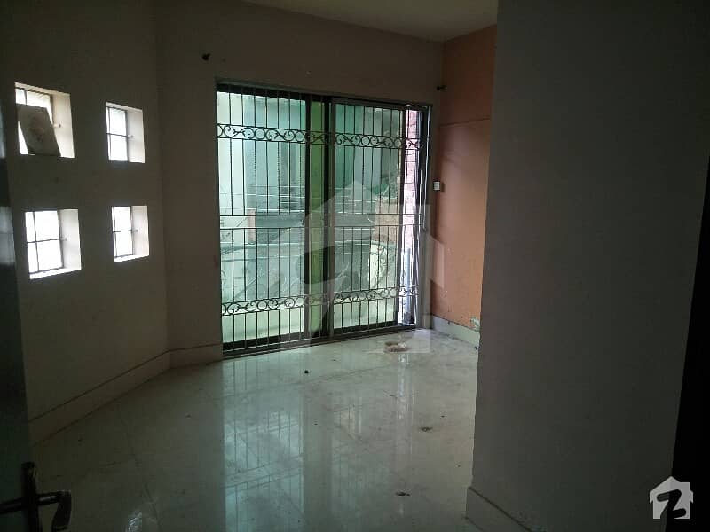 Spacious Upper Portion Is Available In Mustafa Town For Rent