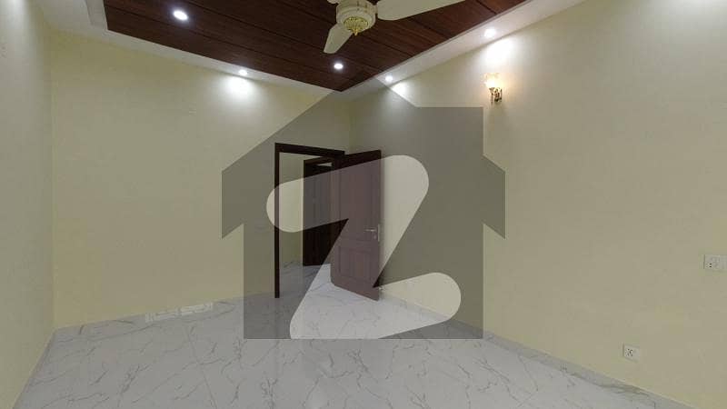 ازمیر ٹاؤن ۔ بلاک ایم ازمیر ٹاؤن لاہور میں 6 کمروں کا 1 کنال مکان 5 کروڑ میں برائے فروخت۔