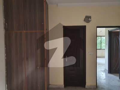 خیابان امین - بلاک آر خیابانِ امین لاہور میں 2 کمروں کا 5 مرلہ فلیٹ 20.5 لاکھ میں برائے فروخت۔