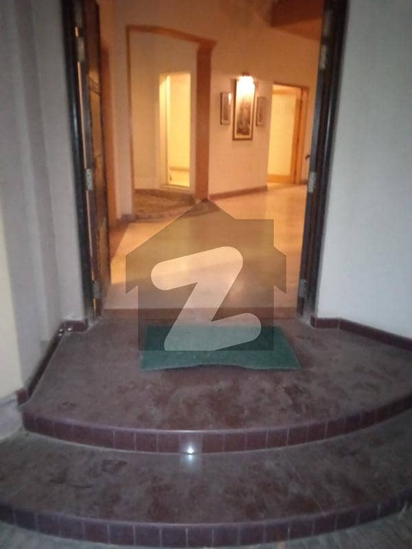 سرور کالونی کینٹ لاہور میں 5 کمروں کا 1.6 کنال مکان 16.5 کروڑ میں برائے فروخت۔