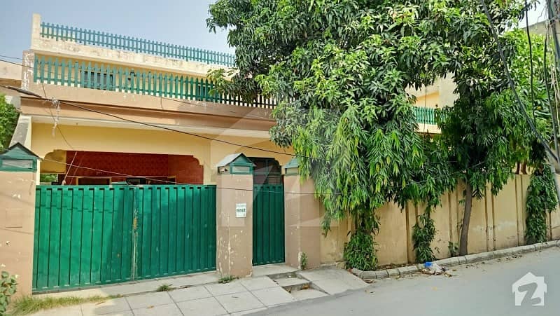 ماڈل ٹاؤن لِنک روڈ ماڈل ٹاؤن لاہور میں 8 کمروں کا 9 مرلہ مکان 3.25 کروڑ میں برائے فروخت۔