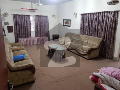 طاہر ولا کراچی میں 8 کمروں کا 1.2 کنال مکان 5.8 کروڑ میں برائے فروخت۔