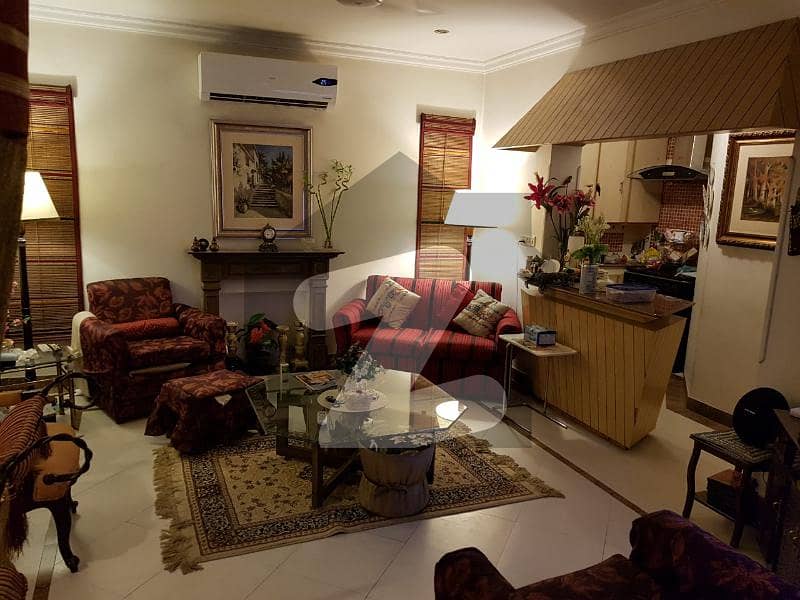 سرور روڈ کینٹ لاہور میں 4 کمروں کا 1.15 کنال مکان 10.25 کروڑ میں برائے فروخت۔