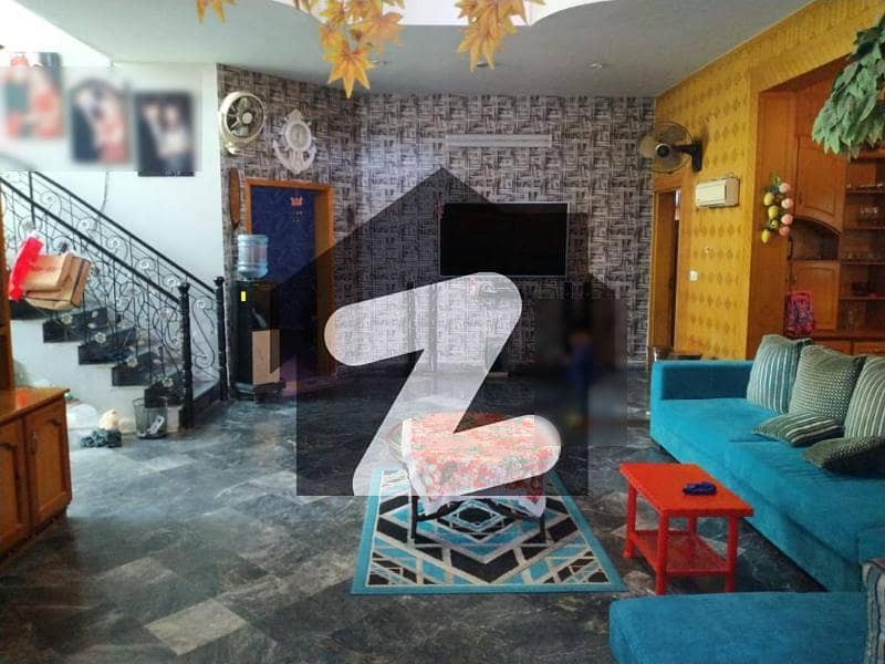 واپڈا ٹاؤن لاہور میں 5 کمروں کا 1 کنال مکان 3.5 کروڑ میں برائے فروخت۔