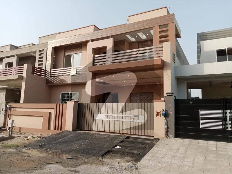 خیابانِ گارڈنز فیصل آباد میں 6 کمروں کا 11 مرلہ مکان 3.25 کروڑ میں برائے فروخت۔