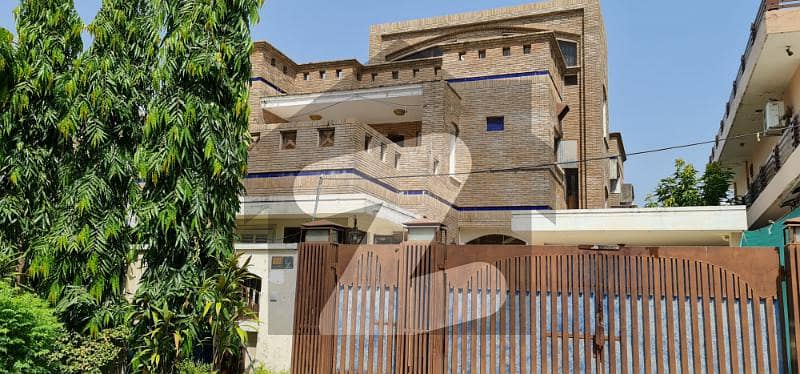 ایف ۔ 11 اسلام آباد میں 6 کمروں کا 1 کنال مکان 8.6 کروڑ میں برائے فروخت۔ ایف ۔ 11 اسلام آباد میں 6 کمروں کا 1 کنال مکان 8.6 کروڑ میں برائے فروخت۔