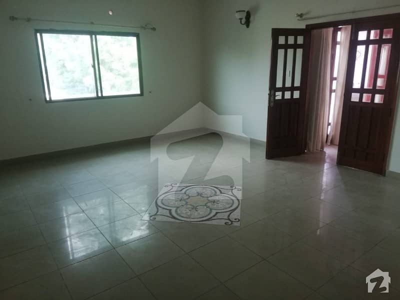 1000 Yards 5 Bedrooms Well Maintained Bungalow For Rent