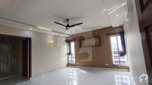سکھ چین گارڈنز لاہور میں 6 کمروں کا 1 کنال مکان 5 کروڑ میں برائے فروخت۔