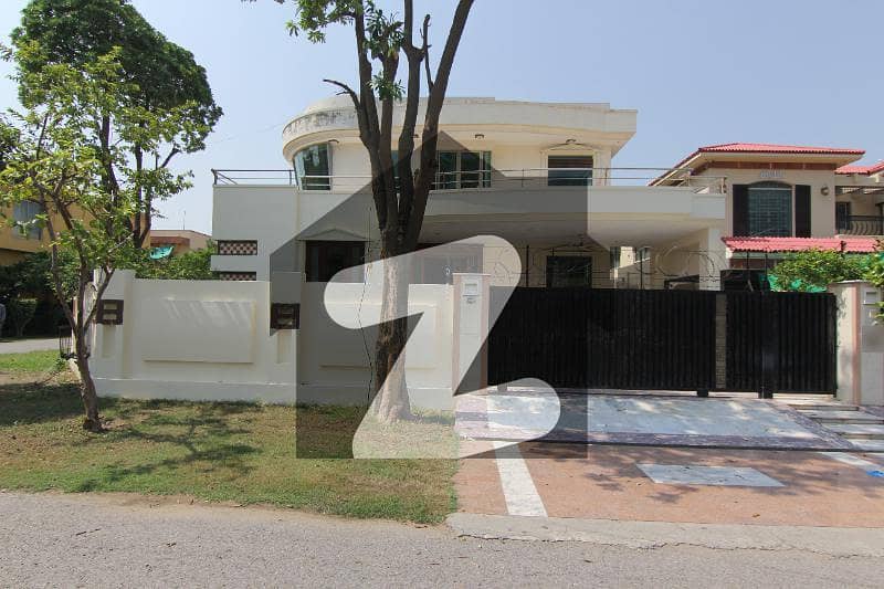 FOR RENT 5 BEDROOM 1 KANAL HOUSE DHA PHASE 4