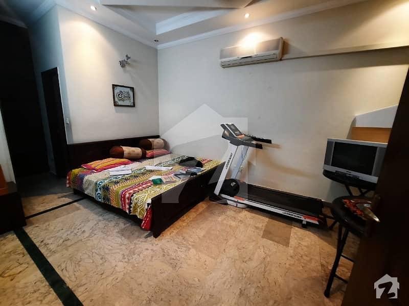 اولڈ آفیسرز کالونی صدر کینٹ لاہور میں 8 کمروں کا 16 مرلہ مکان 3.95 کروڑ میں برائے فروخت۔